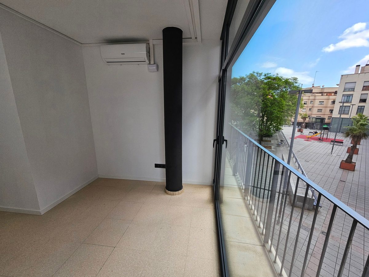Despacho con vistas plaza Santa Coloma